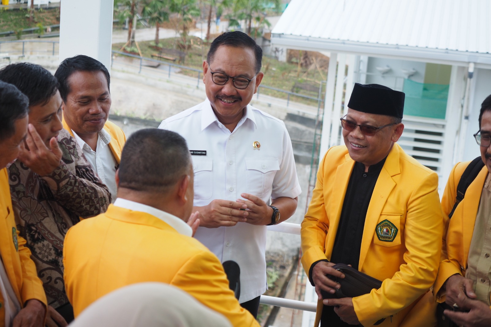 Rektor Unmul, Abdunnur bersama Kepala OIKN Bambang Susantono setelah penandatanganan MoU